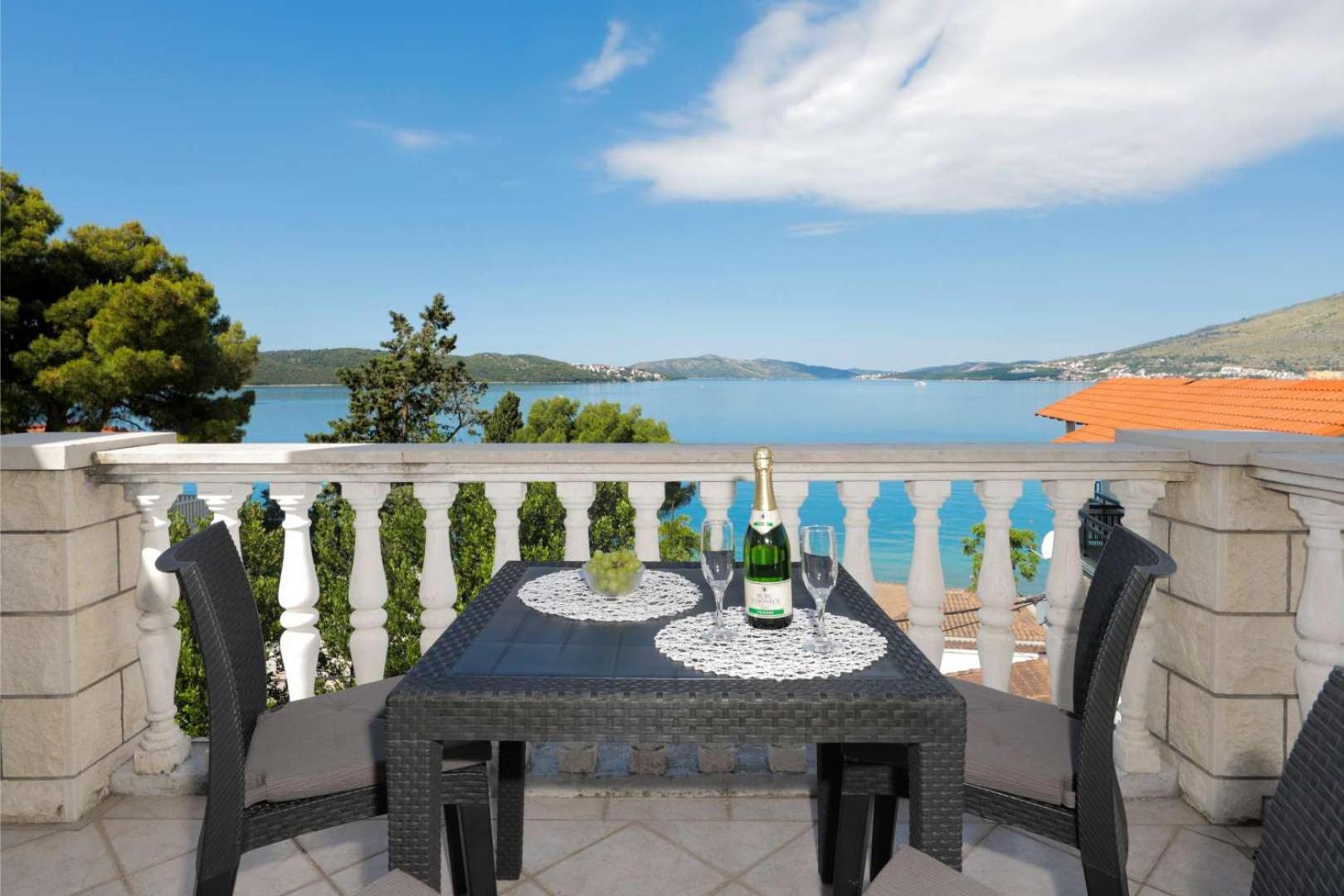 Apartments Lovric Trogir Bagian luar foto