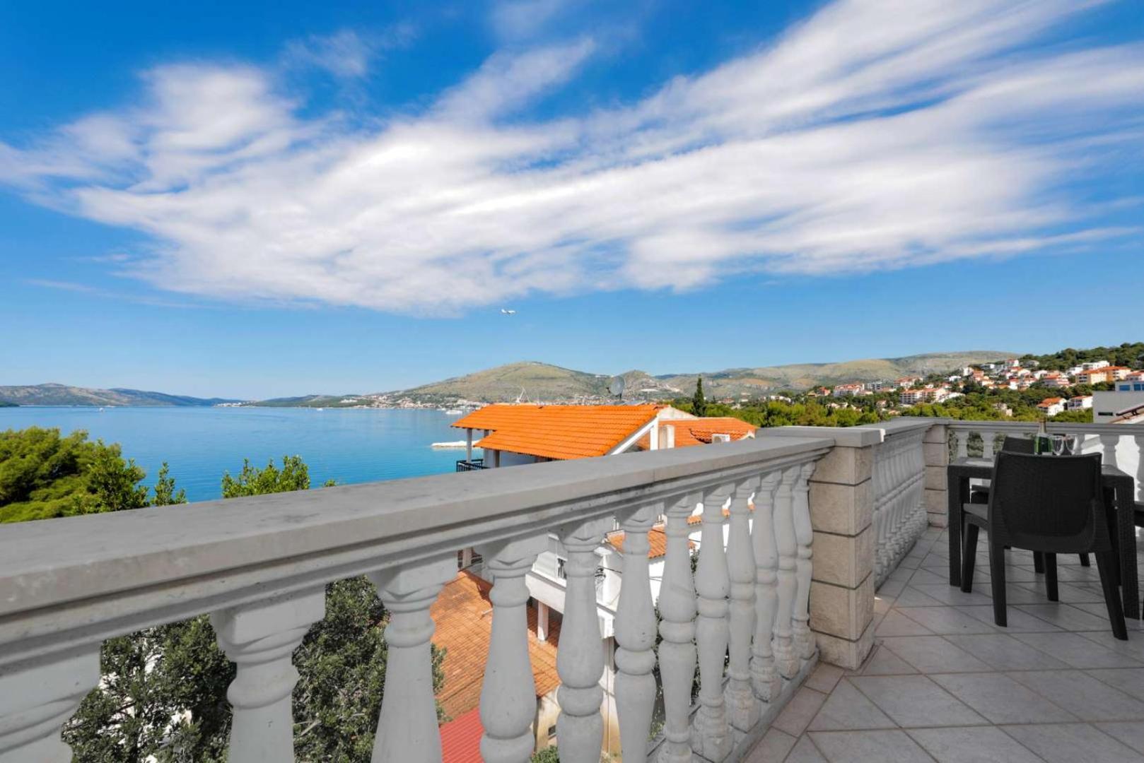 Apartments Lovric Trogir Bagian luar foto